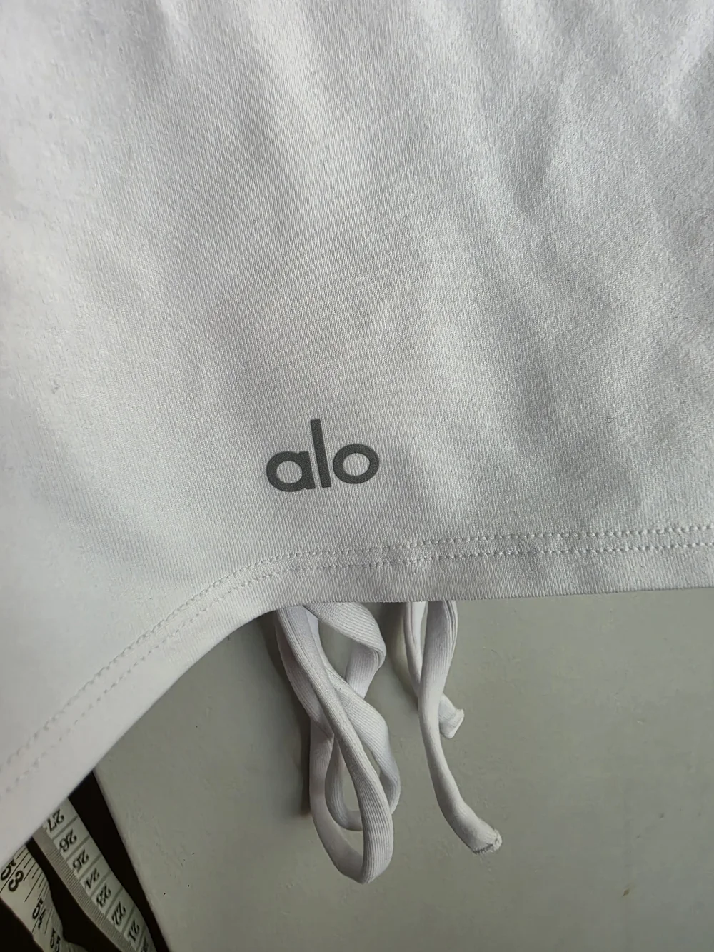 Alo Yoga airbrush keyhole cut out crop top Size Medium NWT